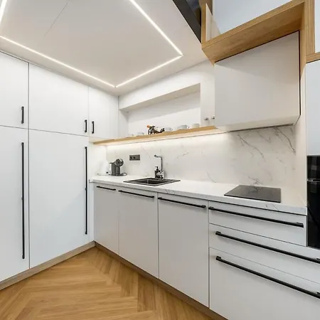 Designer Loft Retreat In Center Apartmán