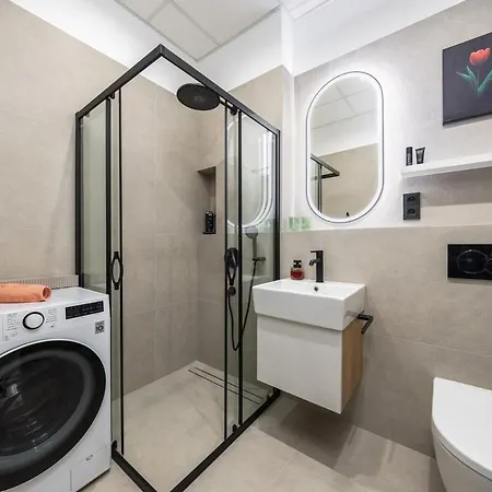 Designer Loft Retreat In Center Pressburg